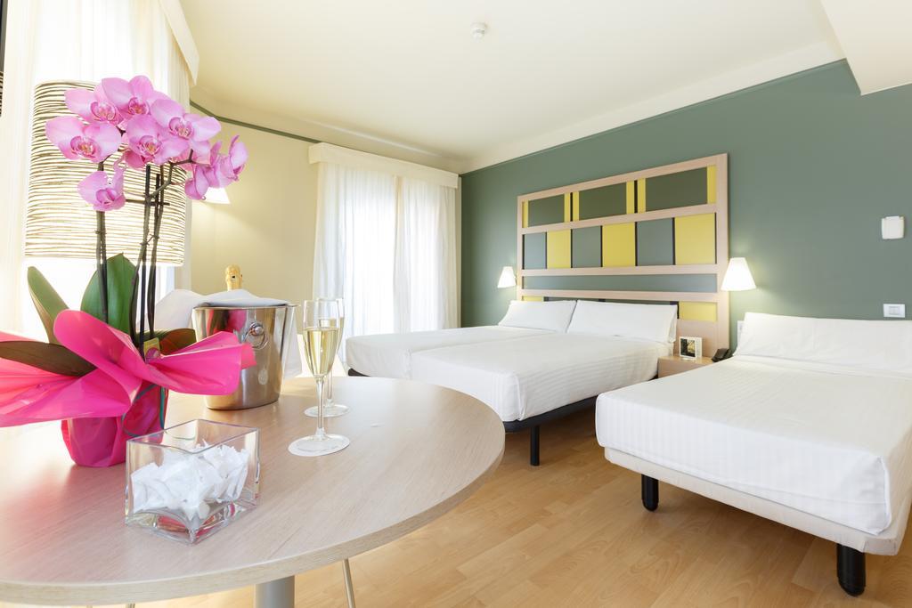 ซิวตัต เด บาร์เซโลนา Hotel ภายนอก รูปภาพ