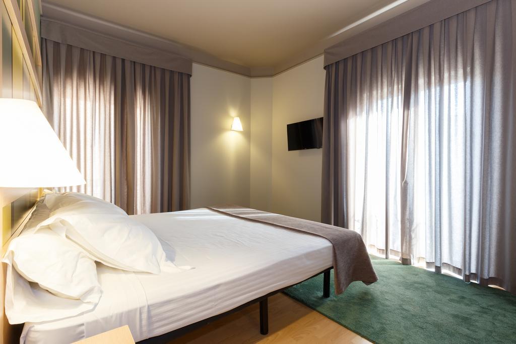 ซิวตัต เด บาร์เซโลนา Hotel ภายนอก รูปภาพ
